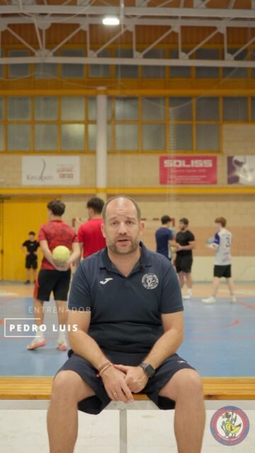 Hay cosas que se llevan en la familia. ❤️🤾‍♀️

Hermanas que nos enseñaron el camino, compañeras con las que compartimos cada entrenamiento y referentes que nos hicieron descubrir lo bonito que es formar parte de este deporte.

Porque el balonmano femenino también es familia, amistad, compañerismo y ganas de seguir creciendo juntas. De generación en generación, cada vez somos más las que encontramos en esta pista un lugar al que pertenecer.

Porque el balonmano no es solo un deporte. Es una familia, una historia compartida y una parte muy importante de nuestra localidad.

💙 Seguimos jugando. Seguimos creciendo. Seguimos siendo parte de esta familia.

#ADNRetamar #adnretamar💙❤️
